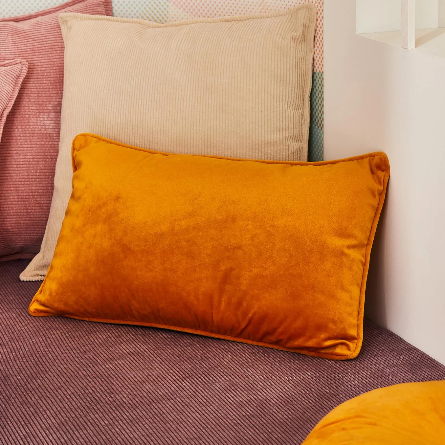 Coussin FYN coloris jaune safran 30 x 50 cm - 4MURS