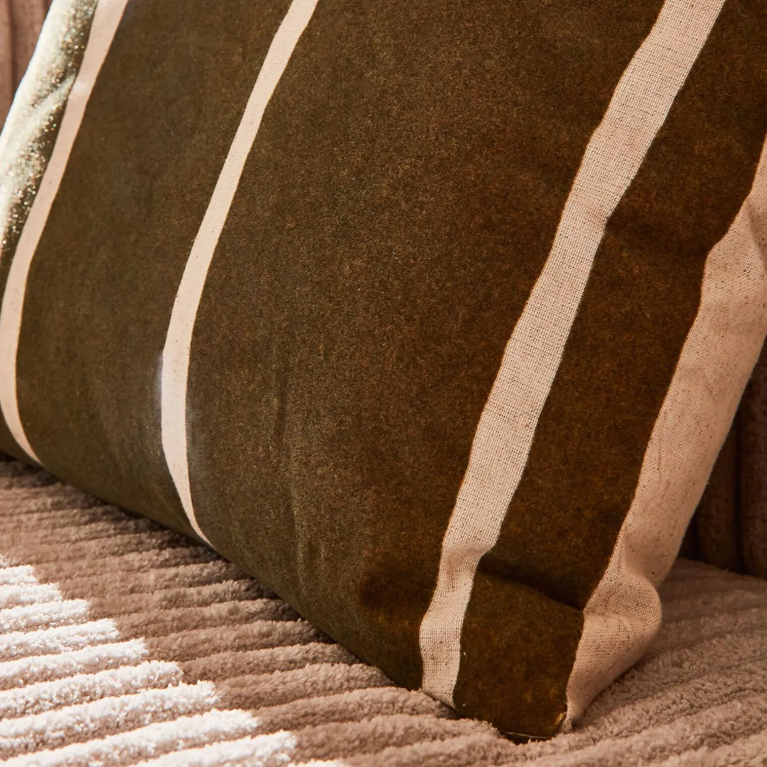 Coussin KIBY coloris vert/beige 50 x 50 cm - 4MURS
