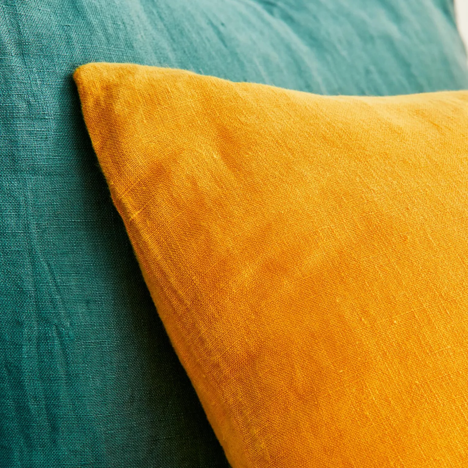 Coussin LINHA coloris jaune safran 45 x 45 cm - 4MURS
