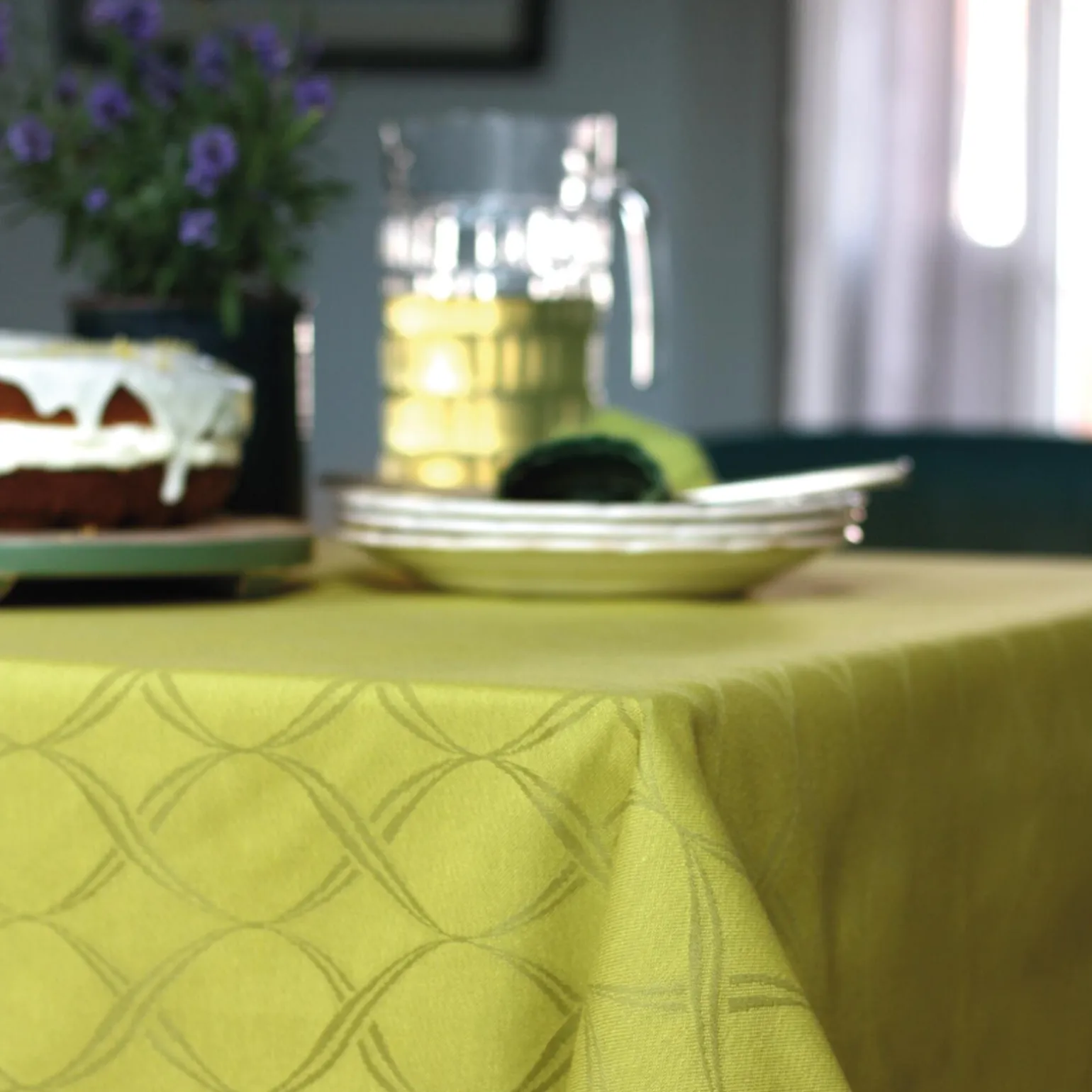 Garnier Thiebaut Nappe TWIRL coloris vert lime 155 x 155 cm - 4MURS