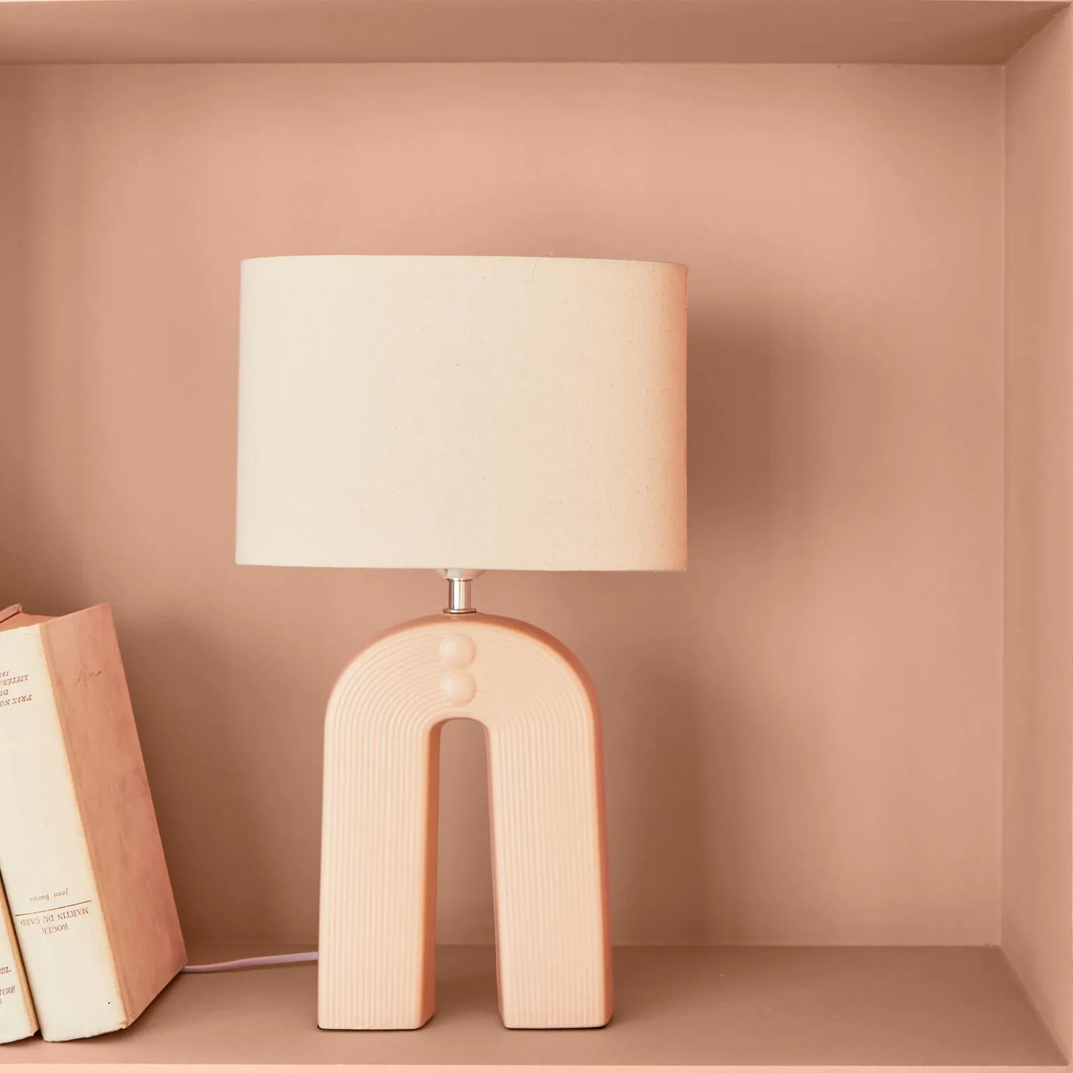 Lampe à poser OSIRIS coloris beige rosé 44 x 26 cm - 4MURS