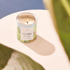 Saugette Bougie parfumée LA CORSE maquis mêlé à la douceur des notes d’olive, de rose et de jasmin sur fond d’ambre et de myrrhe.