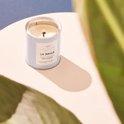 Saugette Bougie parfumée LA BAULE notes marines sur un fond de santal et de pin, laissant un délicat sillage boisé.