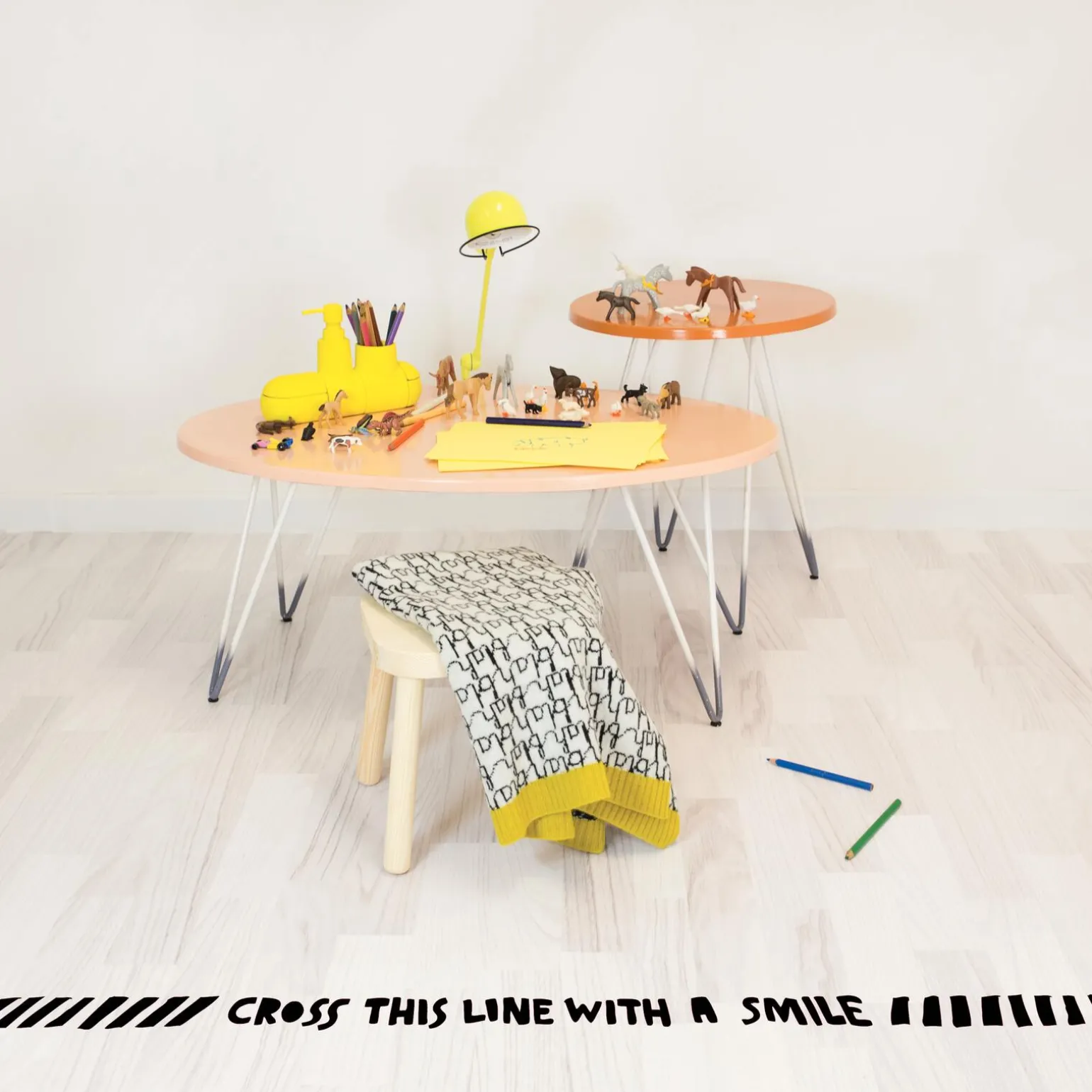 Sticker CROSS THIS LINE WITH A SMILE coloris noir - 4MURS