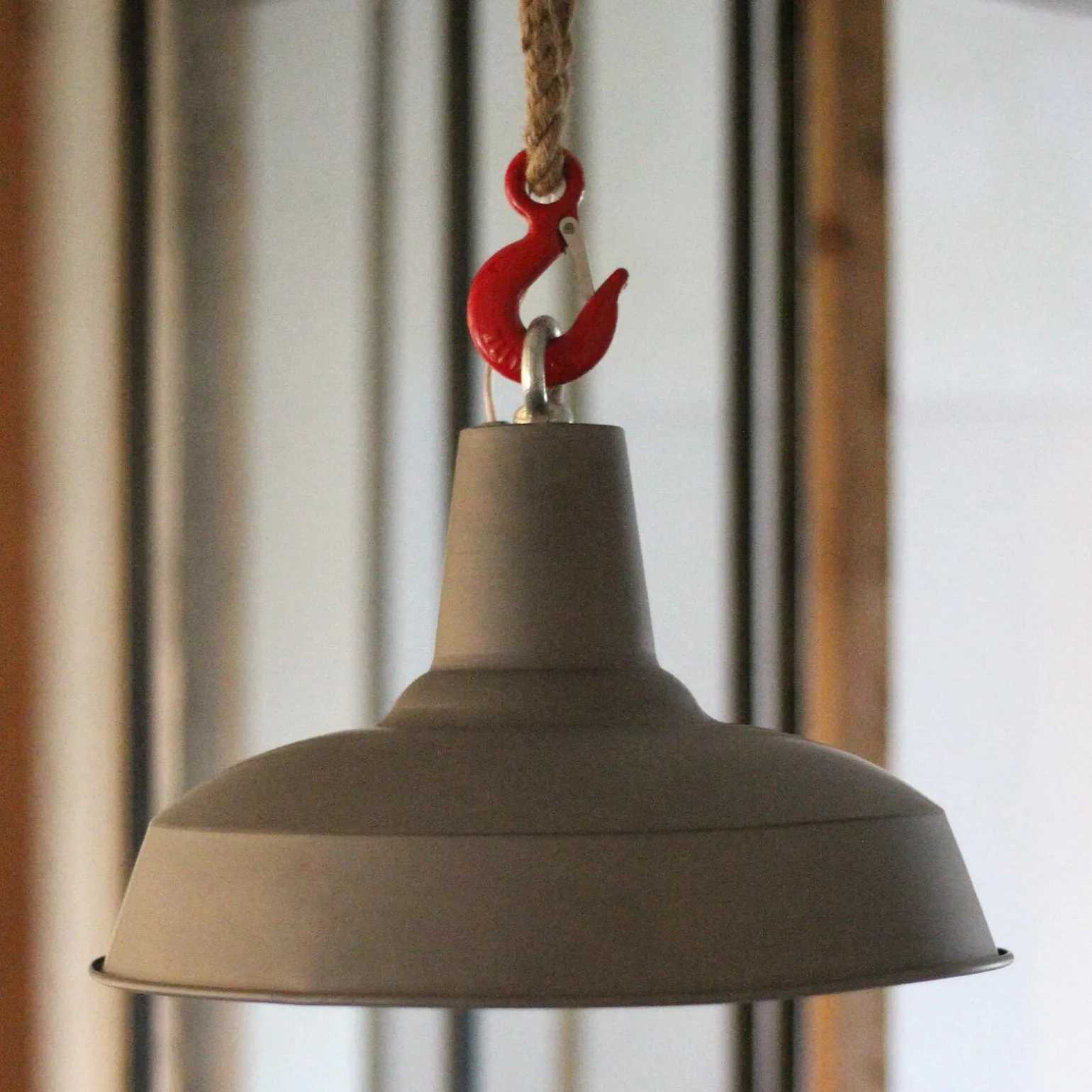 Suspension CARGO coloris gris foncé et rouge 24 x 36 cm - 4MURS