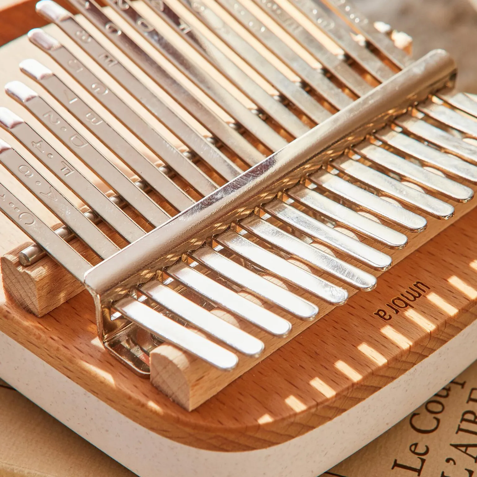Umbra Boîte à musique KALIMBA coloris beige/blanc - 4MURS